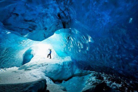 19/Sep/2016 "Glass ceiling" de Ridwan Prasetyo https://yourshot.nationalgeographic.com/photos/8777829/ Cueva de hielo en Jökulsárlón en Islandia